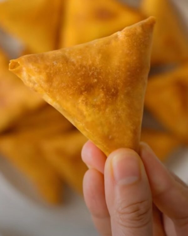 Cheese Samosa ● piece
سمبوسة جبنة