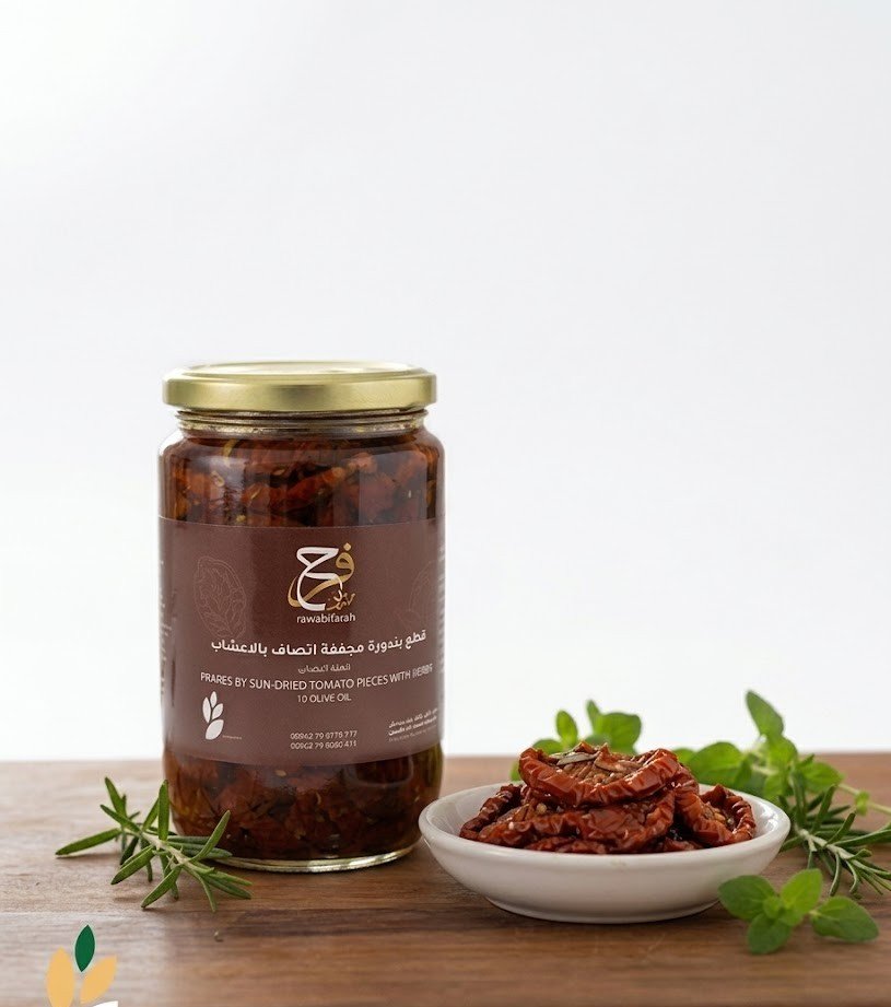 Halves Of Sun-Dried Tomato Pieces With Herbs In Olive Oil قطع بندورة مجففة انصاف بالاعشاب بزيت الزيتون